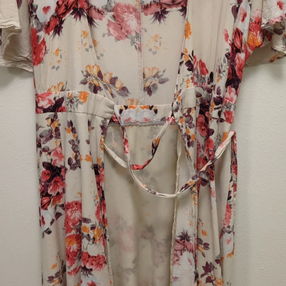 Aakaa Floral Wrap Dress – Boho-Inspired Elegance - Voluminous - Flowy - Delicate - Picture 4 of 12